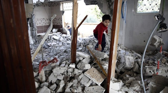 في ظلّ صمت دولي :الصهاينة يهدمون منازل الشهداء الفلسطينيين