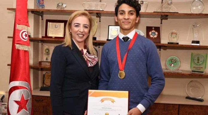 بعد أن شكّكت أطراف إعلامية من قيمة جوائزه، والد النابغة بلال علي يؤكّد: تتويجات ابني حقيقية..مؤسس الفايسبوك على تواصل فعلي معنا